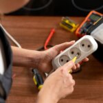 Kdy zavolat elektrikáře: 8 situací, které byste neměli řešit sami